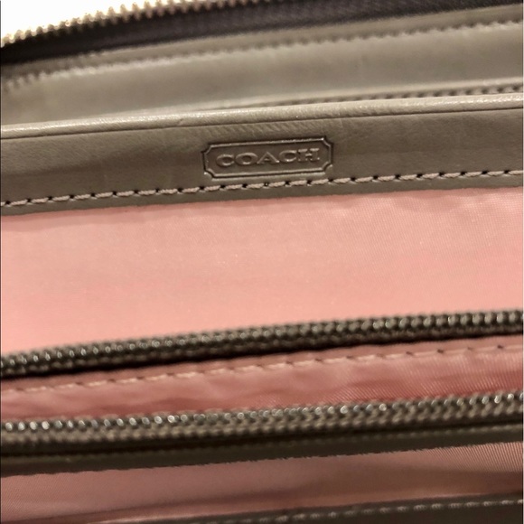 💴 Authentic Coach Gray Satin Zip Around Wallet - Picture 7 of 9